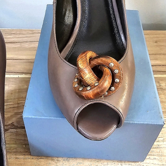 724 Tahari Shannon Peep Toe Womens Leather Shoes Pumps Stiletto Heels Tan Sz 6 - Picture 3 of 9